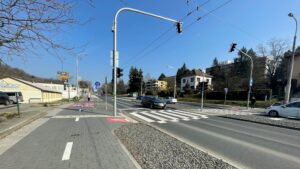 Společná stezka pro cyklisty a chodce spojující sídliště Jižní Svahy s páteřní cyklotrasou